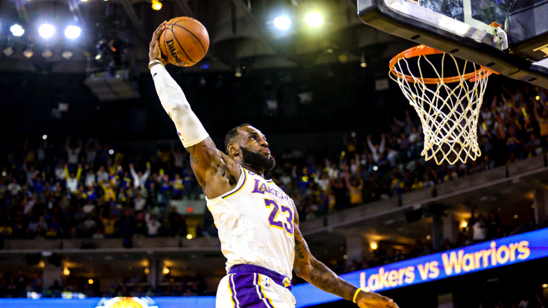 篮球比赛直播画面 - NBA球员投篮的精彩时刻