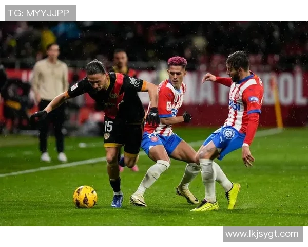 哈维西蒙斯的崛起之路：从青训小将到足坛新星的传奇旅程