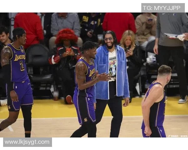 小牛与湖人季后赛第三场激战回顾球星表现与战术分析